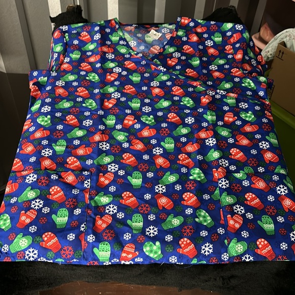 NWT Cassandra O Winter Themed Work Shirt SS Scrub Top Mittens Snowflakes M - Picture 3 of 14